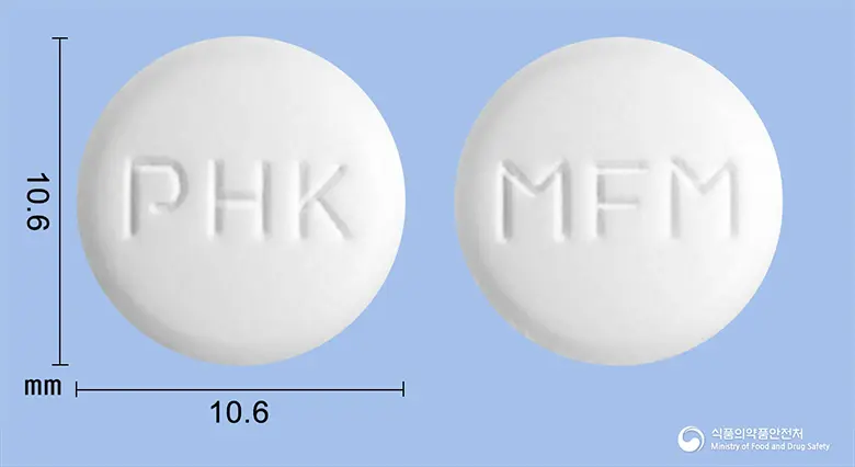 아포민정(메트포르민염산염) 앞뒤 사진 (흰색 원형, 각인 PHK / MFM)
