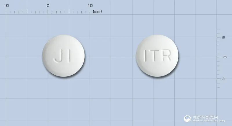 제이코나정100밀리그램(이트라코나졸고체분산체) 앞뒤 사진 (흰색 원형, 각인 JI / ITR)