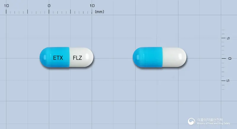 후루존캡슐50mg(플루코나졸) 앞뒤 사진 (파란색 캡슐, 각인 ETX FLZ)