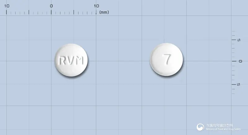 레바마정(레바미피드) 앞뒤 사진 (흰색 원형, 각인 RVM / 7)