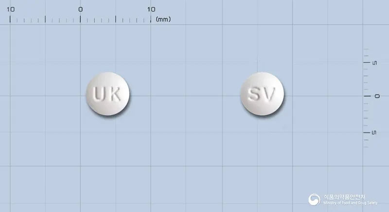 유니온아스피린장용정 앞뒤 사진 (흰색 원형, 각인 UK / SV)