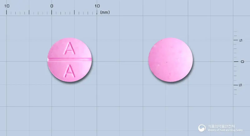 아카펜에스정 앞뒤 사진 (분홍색 원형, 각인 A A)