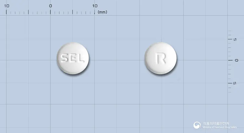레바스타정(레바미피드) 앞뒤 사진 (흰색 원형, 각인 SEL / R)