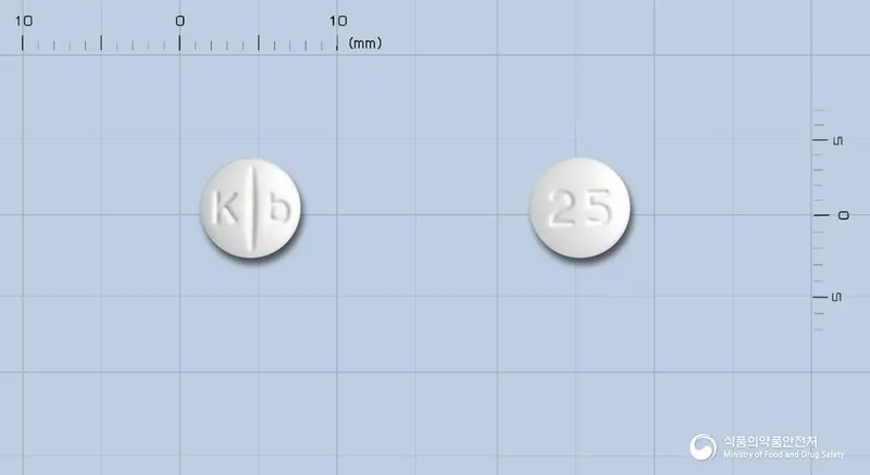 경보카르베딜롤정 앞뒤 사진 (흰색 원형, 각인 K b / 25)