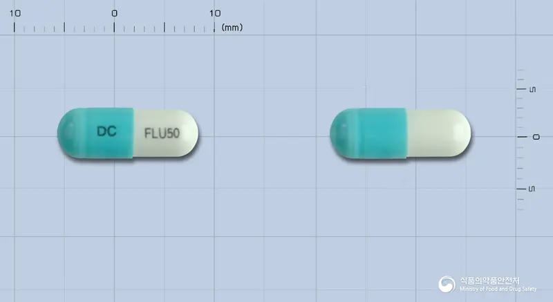 디코나졸캡슐50mg(플루코나졸) 앞뒤 사진 (파란색 캡슐, 각인 DC FLU50)