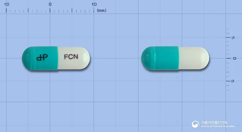 대화플루코나졸캡슐 앞뒤 사진 (청록색 캡슐, 각인 FCN)