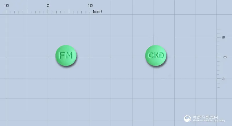 파미딘정(파모티딘) 앞뒤 사진 (연두색 원형, 각인 FM / CKD)