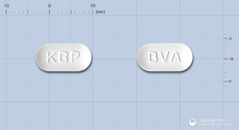 경보이반드로네이트정(이반드론산나트륨일수화물) 앞뒤 사진 (흰색 장방형, 각인 KBP / BVA)