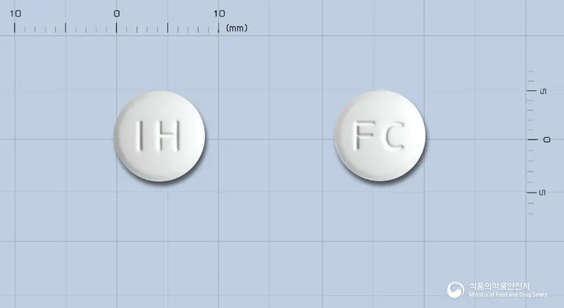 팜비르정250mg(팜시클로비르) 앞뒤 사진 (흰색 원형, 각인 IH / FC)