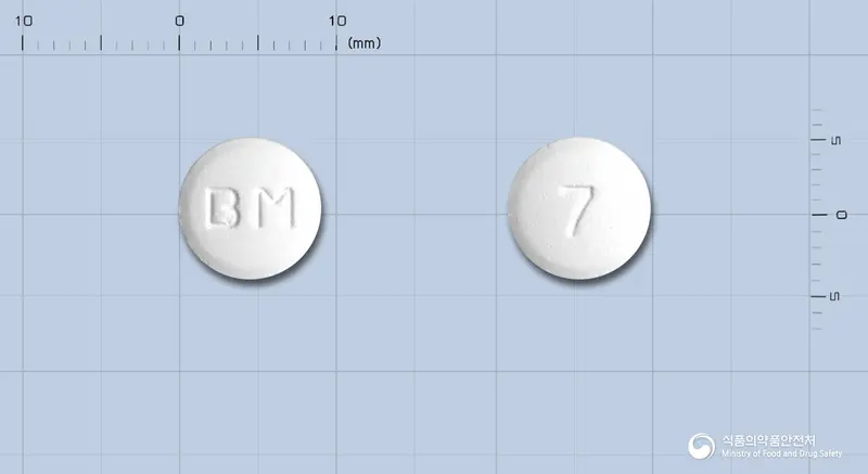 팜시정250밀리그램(팜시클로비르) 앞뒤 사진 (흰색 원형, 각인 BM / 7)