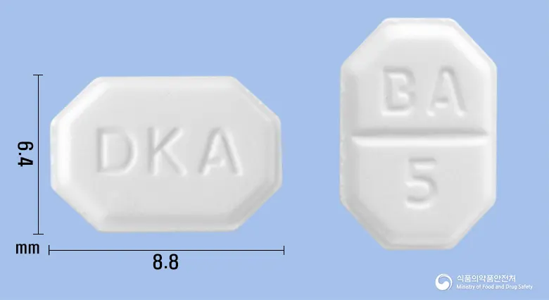 하퍼텐정(암로디핀베실산염) 앞뒤 사진 (흰색 팔각형, 각인 BA 5 / DKA)