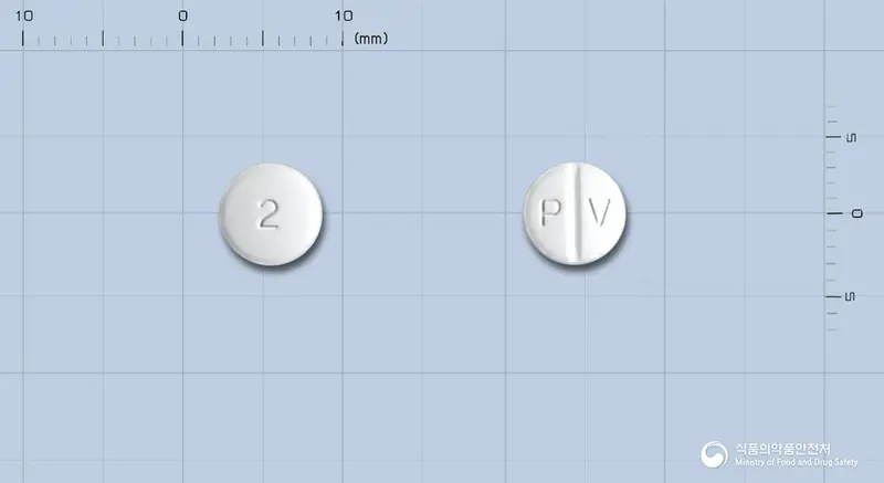 메가스타틴정2mg(피타바스타틴칼슘) 앞뒤 사진 (흰색 원형, 각인 2 / P V)