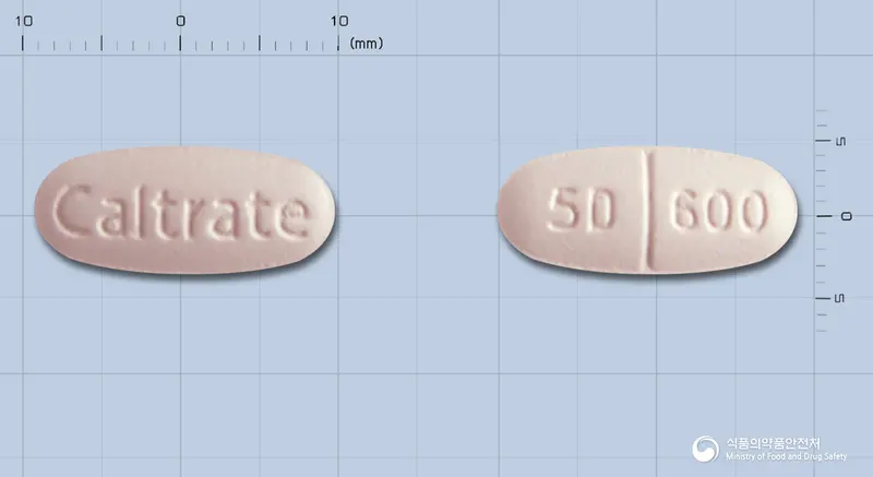 칼트레이트디500정 앞뒤 사진 (흰색 타원형, 각인 Caltrate / 5D 600)