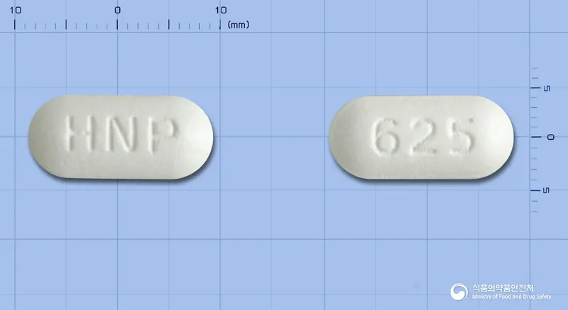 아시크라정625mg(아목시실린수화물·클라불란산칼륨(4:1)) 앞뒤 사진 (흰색 장방형, 각인 HNP / 625)