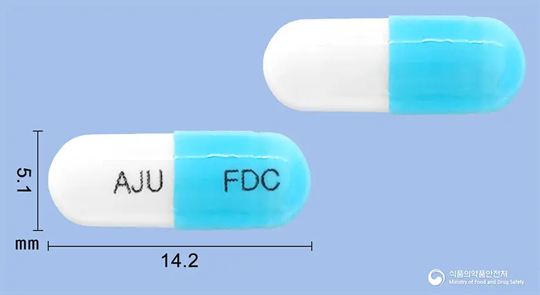 칸디놀캡슐50밀리그램(플루코나졸) 앞뒤 사진 (파란색 캡슐, 각인 AJU FDC)