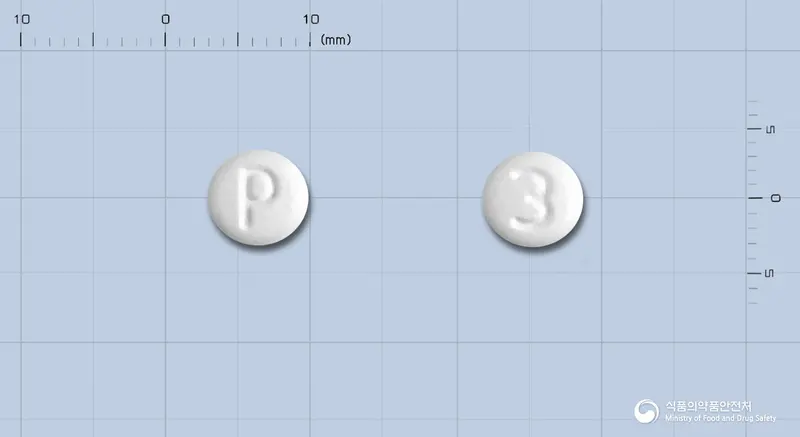 프리페민정(아그누스카스투스열매60%에탄올건조엑스(6~12→1)·콜로이드성이산화규소혼합물(1:1)) 앞뒤 사진 (흰색 원형, 각인 P / 3)
