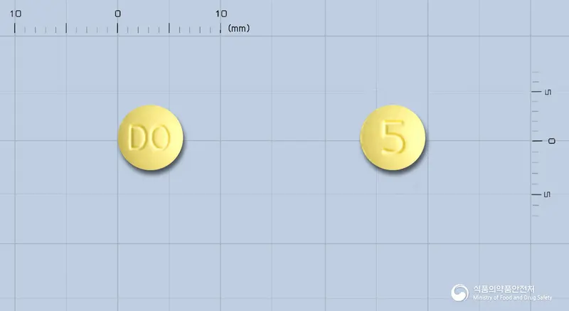 알리세질정5mg(도네페질염산염수화물) 앞뒤 사진 (노란색 원형, 각인 DO / 5)