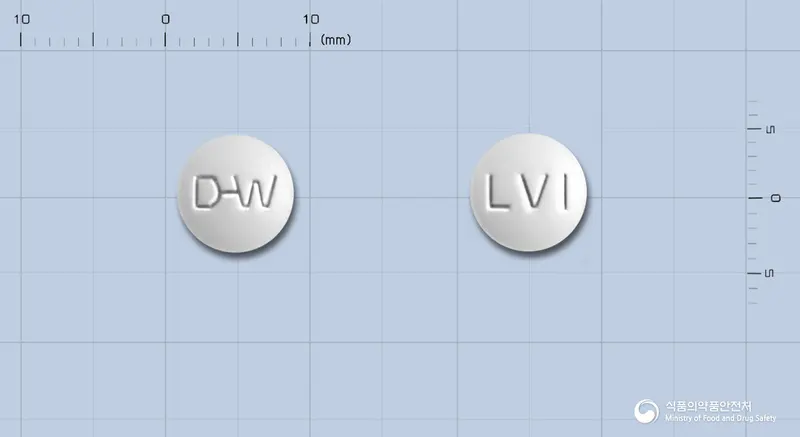엘폭사신정(레보플록사신수화물) 앞뒤 사진 (흰색 원형, 각인 D-W / LV1)