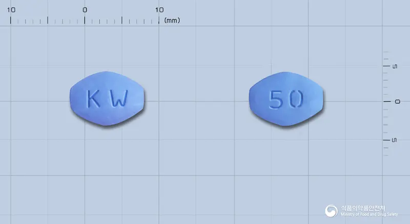프리야정50밀리그램(실데나필시트르산염) 앞뒤 사진 (파란색 육각형, 각인 KW / 50)