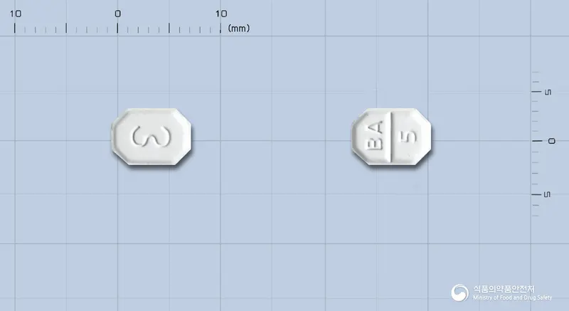 로우딘정5mg(암로디핀베실산염) 앞뒤 사진 (흰색 팔각형, 각인 BA 5)
