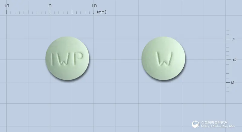 윌피딘정(시메티딘) 앞뒤 사진 (연두색 원형, 각인 IWP / W)