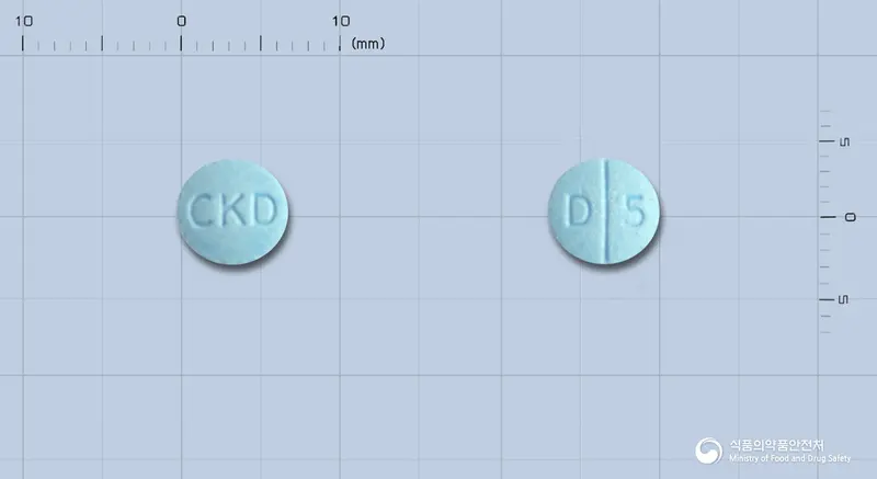 듀비에정0.5밀리그램(로베글리타존황산염) 앞뒤 사진 (파란색 원형, 각인 CKD / D 5)