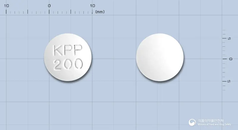 쿠에핀정200밀리그램(쿠에티아핀푸마르산염) 앞뒤 사진 (흰색 원형, 각인 KPP200)
