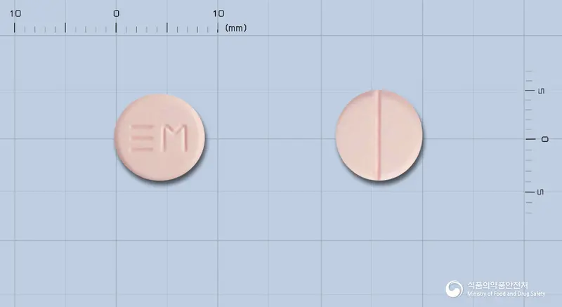 뮤코니아정 앞뒤 사진 (분홍색 원형, 각인 M)