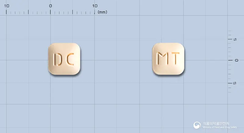 몬테카스정10밀리그램(몬테루카스트나트륨) 앞뒤 사진 (분홍색 사각형, 각인 DC / MT)