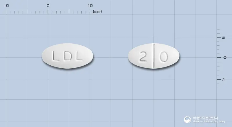 엘디로정20밀리그램(아토르바스타틴칼슘삼수화물) 앞뒤 사진 (흰색 타원형, 각인 LDL / 2 0)