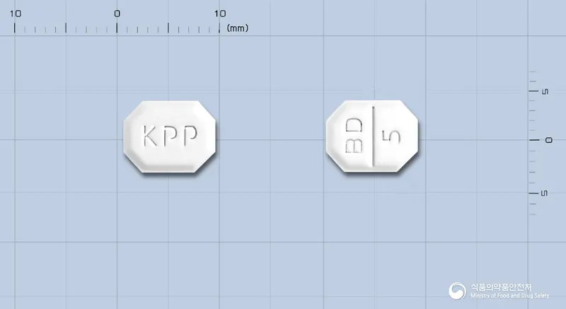 베로디핀정(암로디핀베실산염) 앞뒤 사진 (흰색 팔각형, 각인 KPP / BD 5)