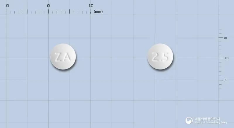 오자펙스정2.5밀리그램(올란자핀) 앞뒤 사진 (흰색 원형, 각인 ZA / 2.5)