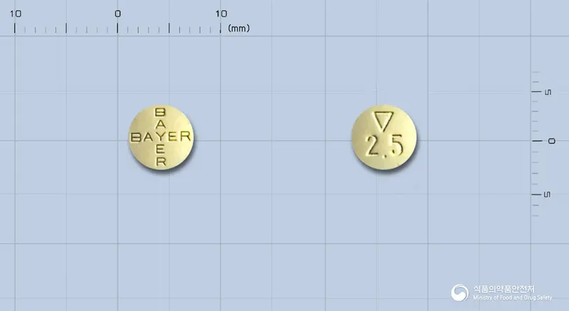 자렐토정2.5밀리그램(리바록사반) 앞뒤 사진 (노란색 원형, 각인 ▽2.5)