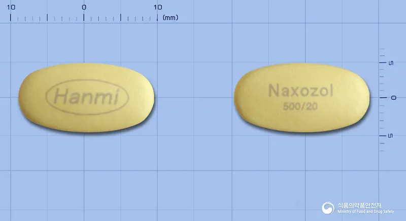 낙소졸정500/20밀리그램(나프록센,에스오메프라졸) 앞뒤 사진 (노란색 타원형, 각인 Naxozol500/20)