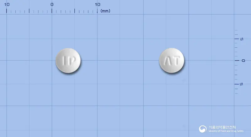 아이타틴정10밀리그램(아토르바스타틴칼슘수화물) 앞뒤 사진 (흰색 원형, 각인 IP / ΛT)