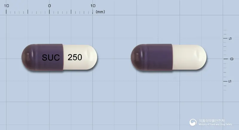 뉴세파캡슐250mg(세파클러수화물) 앞뒤 사진 (보라색 캡슐, 각인 SUC 250)