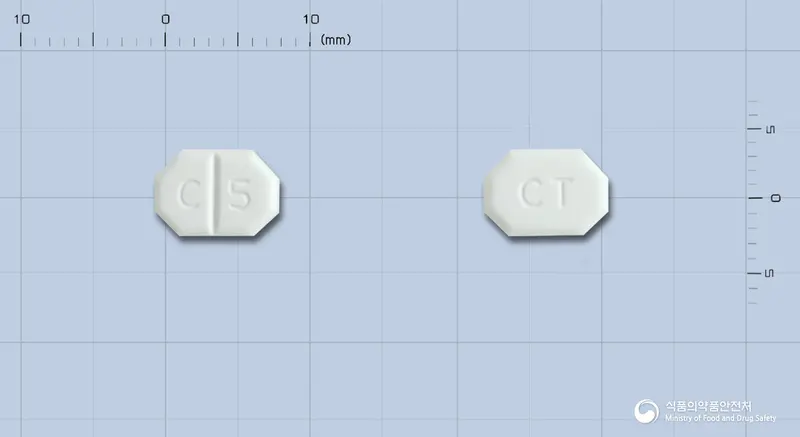 시암로핀정(암로디핀베실산염) 앞뒤 사진 (흰색 팔각형, 각인 C 5 / CT)