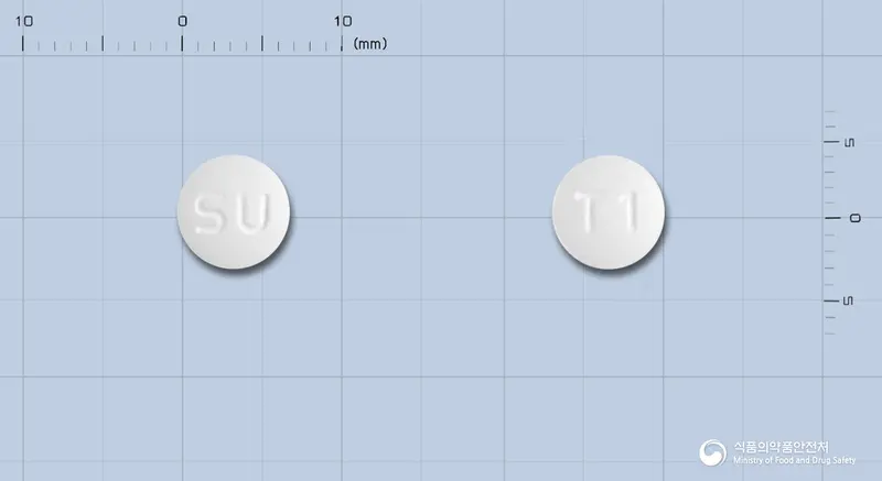 이토돈정(이토프리드염산염) 앞뒤 사진 (흰색 원형, 각인 SU / T1)