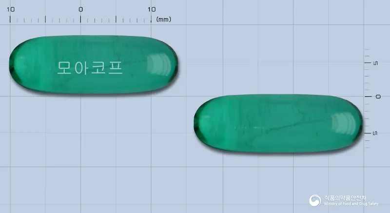 모아코프연질캡슐 앞뒤 사진 (초록색·투명 캡슐, 각인 모아코프)