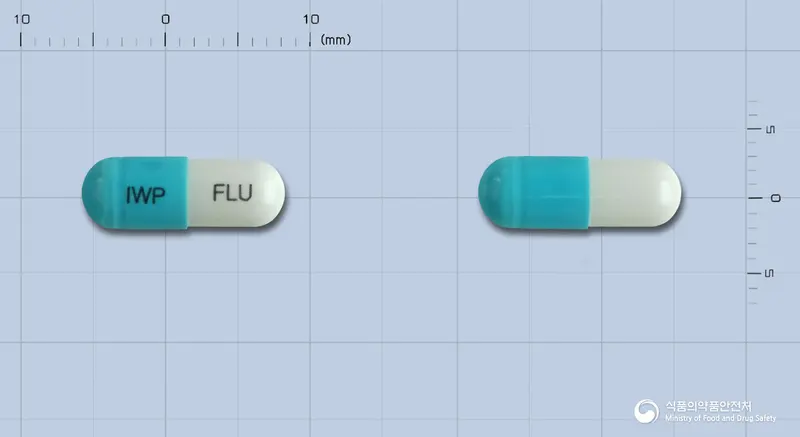 플루캡슐50mg(플루코나졸) 앞뒤 사진 (파란색 캡슐, 각인 IWP FLU)