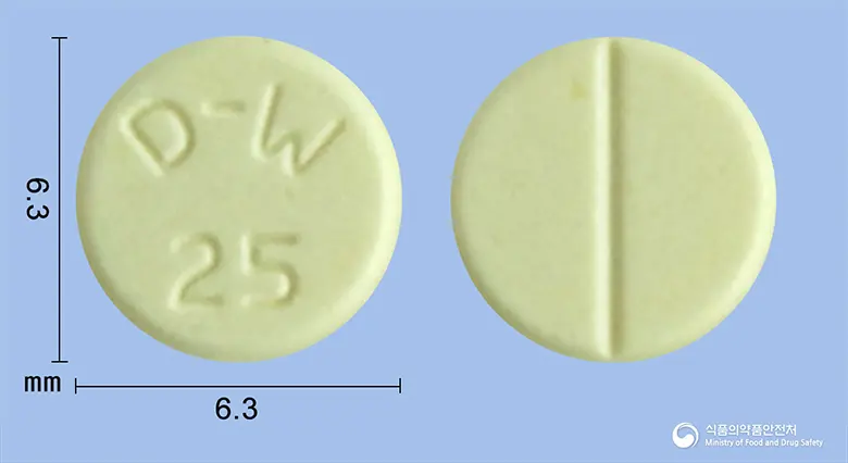 클자핀정25밀리그램(클로자핀) 앞뒤 사진 (노란색 원형, 각인 D-W25)