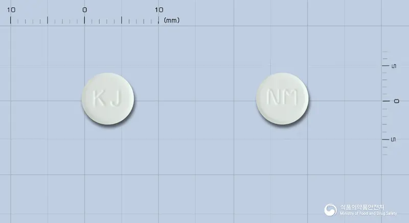 니소론엠정(메틸프레드니솔론) 앞뒤 사진 (흰색 원형, 각인 KJ / NM)