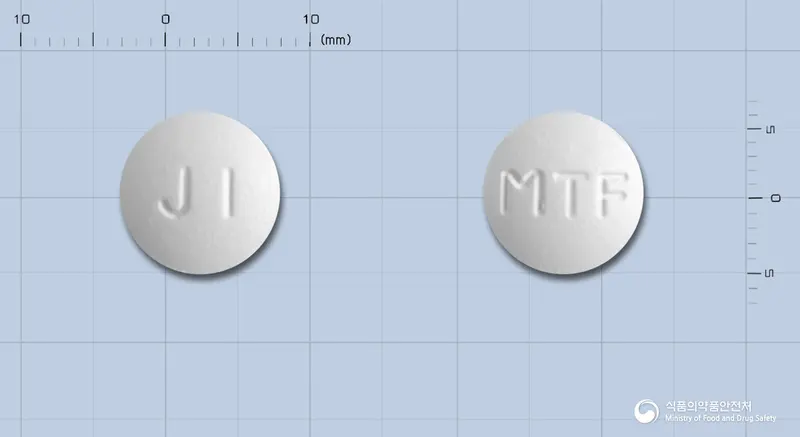 제이폴민정500밀리그램(메트포르민염산염) 앞뒤 사진 (흰색 원형, 각인 JI / MTF)