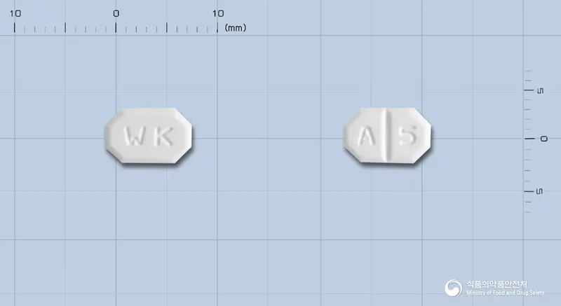뉴스크정5mg(암로디핀베실산염) 앞뒤 사진 (흰색 팔각형, 각인 WK / A 5)