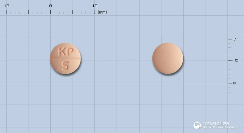 올파로딘정(올로파타딘염산염) 앞뒤 사진 (분홍색 원형, 각인 KP 5)