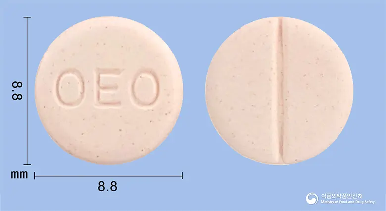 뮤로다제정(스트렙토키나제·스트렙토도르나제) 앞뒤 사진 (분홍색 원형, 각인 OEO)