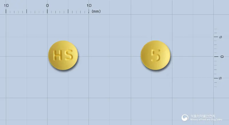 로스톤정5밀리그램(로수바스타틴칼슘) 앞뒤 사진 (노란색 원형, 각인 HS / 5)
