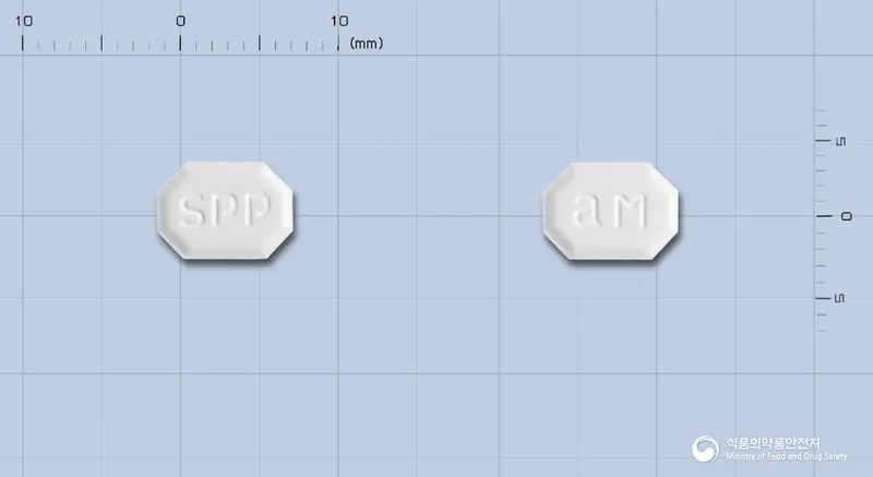 디아딘정(암로디핀베실산염) 앞뒤 사진 (흰색 팔각형, 각인 SPP / aM)