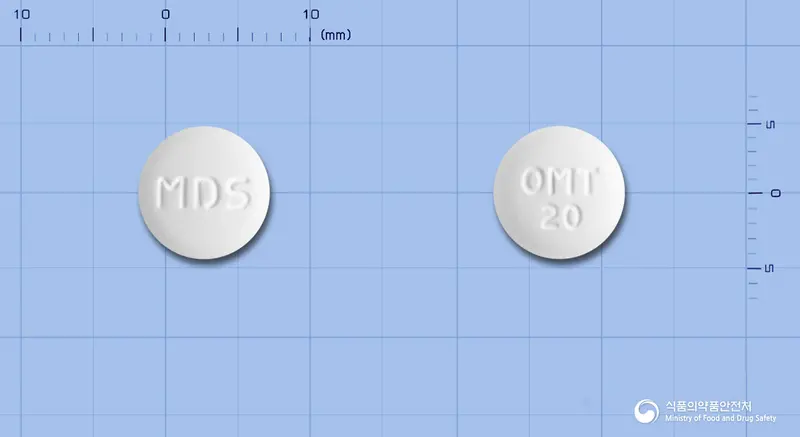이메탄정20밀리그램(올메사탄메독소밀) 앞뒤 사진 (흰색 원형, 각인 MDS / OMT20)