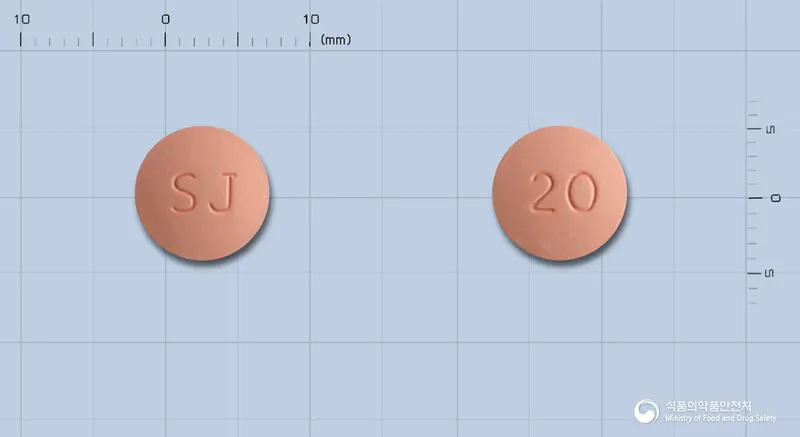 뉴스타틴알정20밀리그램(로수바스타틴칼슘) 앞뒤 사진 (분홍색 원형, 각인 SJ / 20)